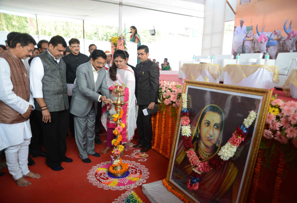 Governor Dr.Ch.Vidyasagar Rao & Chief Minister Devendra Fadnavis during Inauguration of Mahalaxmi Saras Exhibition at Bandra Reclamation.