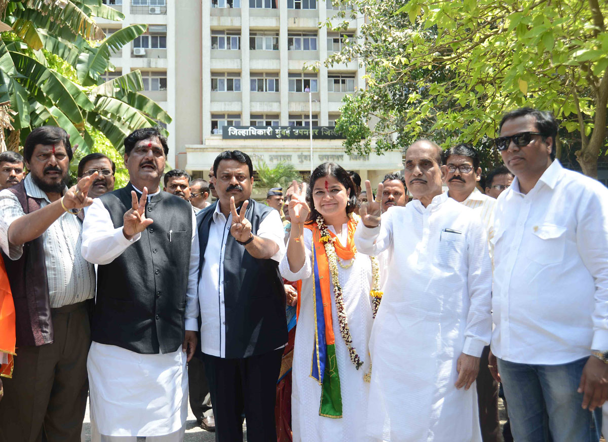 Mahayuti MP.Candidate Poonam Mahajan Rao Filed her Nomination Form at Bandra Dist.Administrative Collector Office.