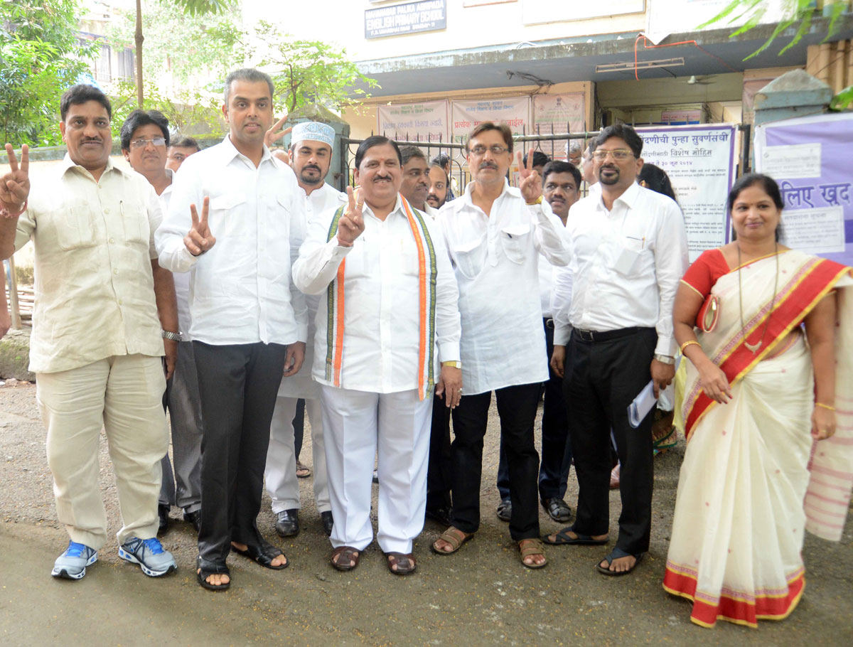 184-Byculla Assembly Congress Candidate Madhu Chavan Filed Nomination Form.