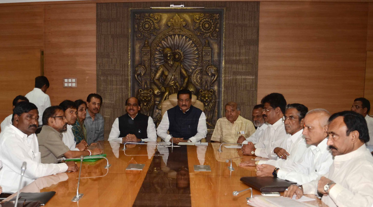 CONGRESS LEADER'S & STATE PRESIDENT MANIKRAO THAKRE MEETS CHIEF MINISTER PRITHVIRAJ CHAVAN AT VIDHAN BHAVAN MUMBAI.