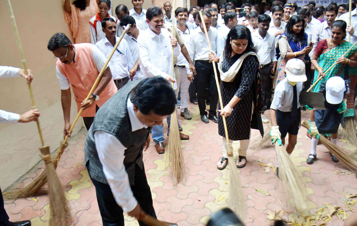 MP.Poonam Mahajan-Rao during "Bal Swacchta Mission" at Dixit Rd. Muncipal School Vile Parle.