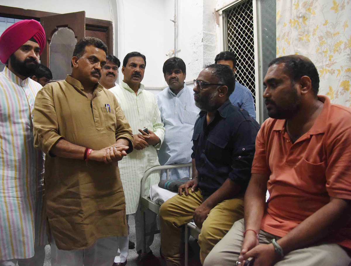 Mumbai Congress President Sanjay Nirupam & Ex.Min Nasim Khan at St.George Hospital to meet News Photographers Attack at Tata House.