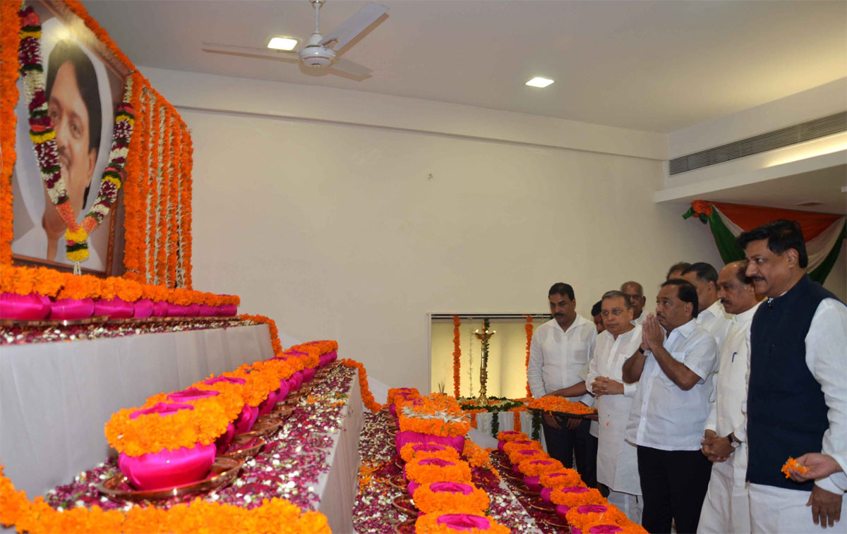 EX CHIEF MINISTER LATE.VILASRAO DESHMUKH "ASTHI KALASH" IN MUMBAI TILAK BHAVAN DADAR.