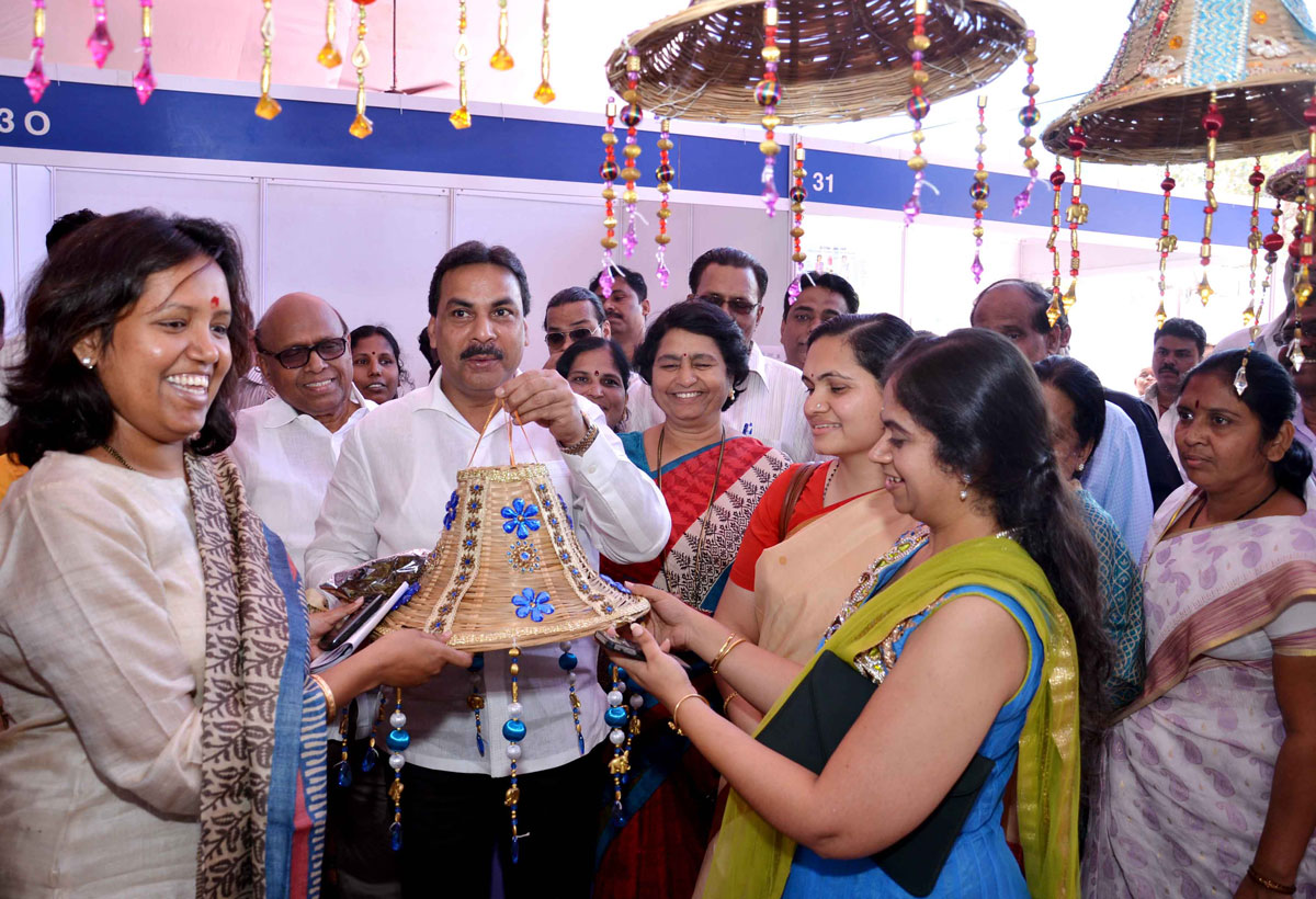 MINISTER MOHD ARIF NASIM KHAN & MINISTER VARSHATAI GAIKWAD INAUGURATION DEEPUTSAV 2012 AT BANDRA RECLAMATION.