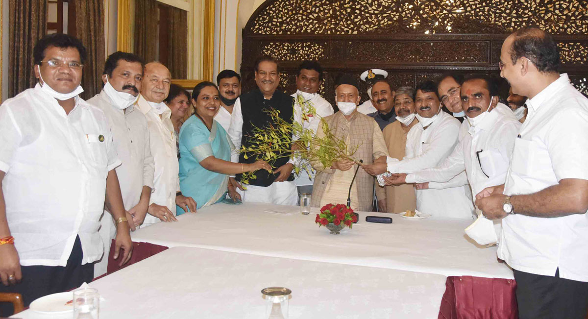 MPCC Congress Party Leaders Protest at Mahatma Gandhi Statue Near Mantralaya on Farmers Issue There after Congress delegation led by MPCC Leaders Meets Governor of Maharashtra Bhagat Singh Koshyari at Raj Bhavan, Mumbai