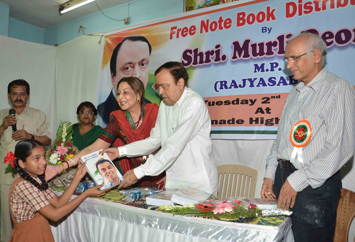 EX.UNION MINISTER & M.P.SHRI. MURLI DEORA & SMT. HEMA DEORA DURING FREE NOTE BOOK DISTRIBUTION TO SCHOOL CHILDRENS AT GIRGAON.