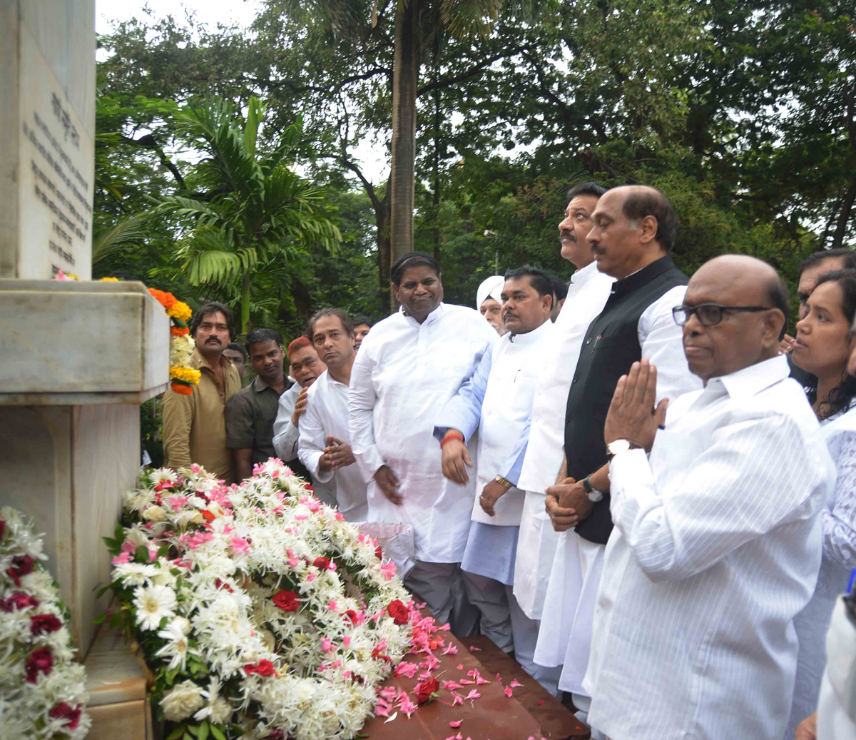 LEADER'S PAYING TRIBUTE TO "KRANTI STAMBHA" ON THE OCCASION "KRANTI DIN" AT GOWALIA TANK AUGUST KRANTI MAIDAN IN MUMBAI.