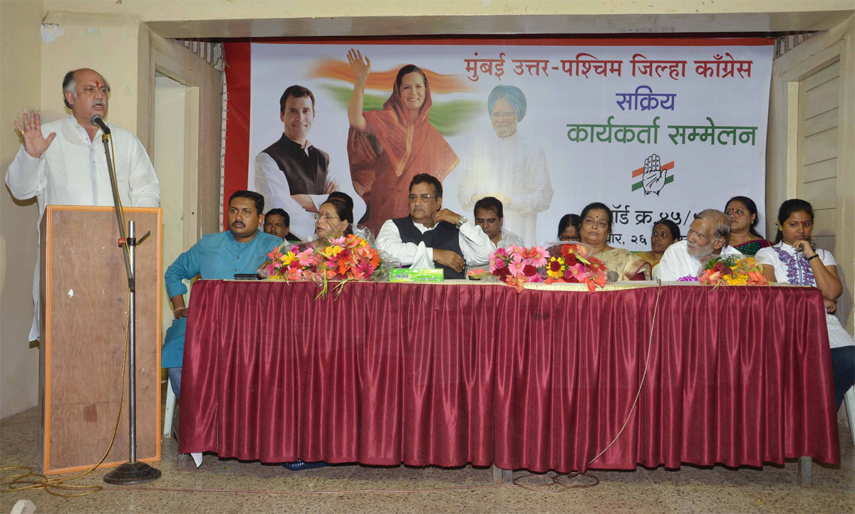 M.P.& EX.UNION MINISTER GURUDAS KAMAT IN CONGRESS PARTY WORKER'S MEETING IN HIS CONSTITUENCY.