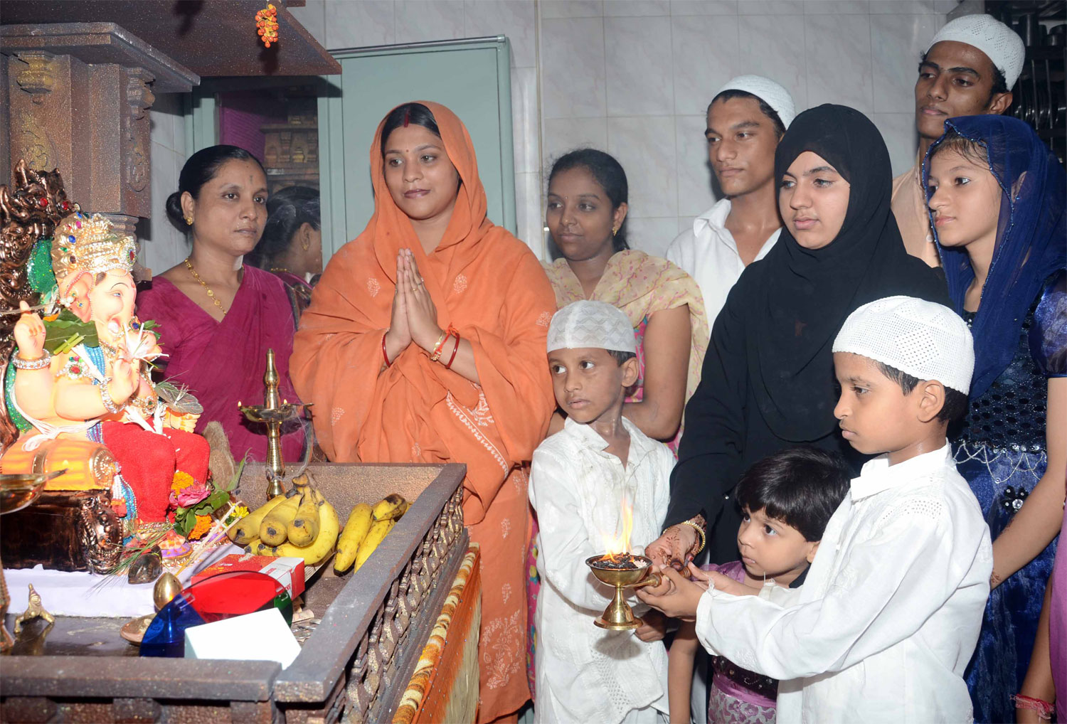 MUSLIM COMMUNITY CHILDREN'S OFFERING GANPATI MAHA ARTI IN PRESENCE MUMBAI CITY NSUI PRESIDENT HEENA VIJAY KANOJIA AT BYCULLA.