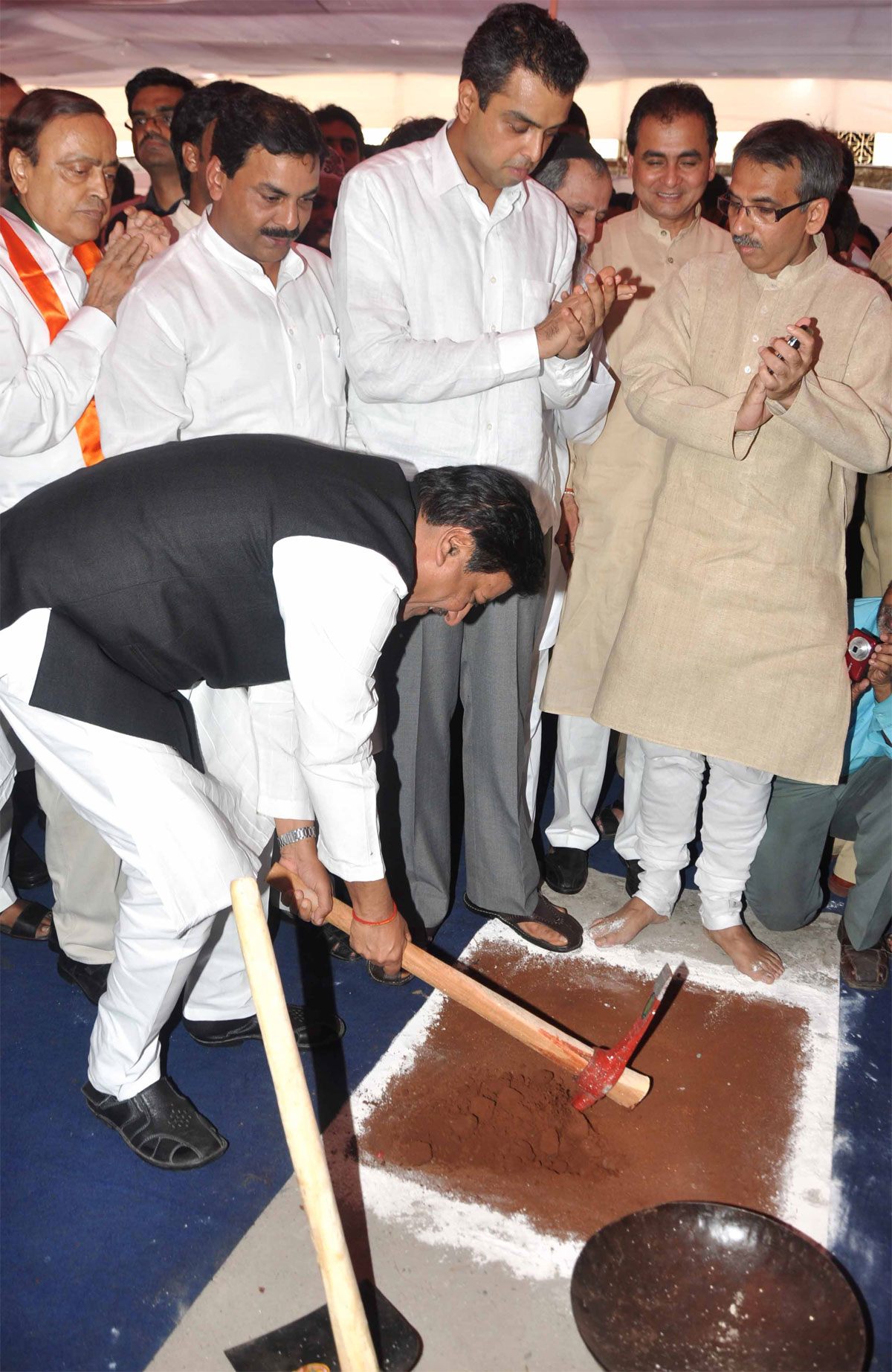 UNION MINISTER MURLI DEORA & CHIEF MINISTER PRITHVIRAJ CHAVAN ON THE AUSPICIOUS OCCASION OF FOUNDATION CEREMONY OF I.T.I. COLLEGE AT DONGRI IN MUMBAI.