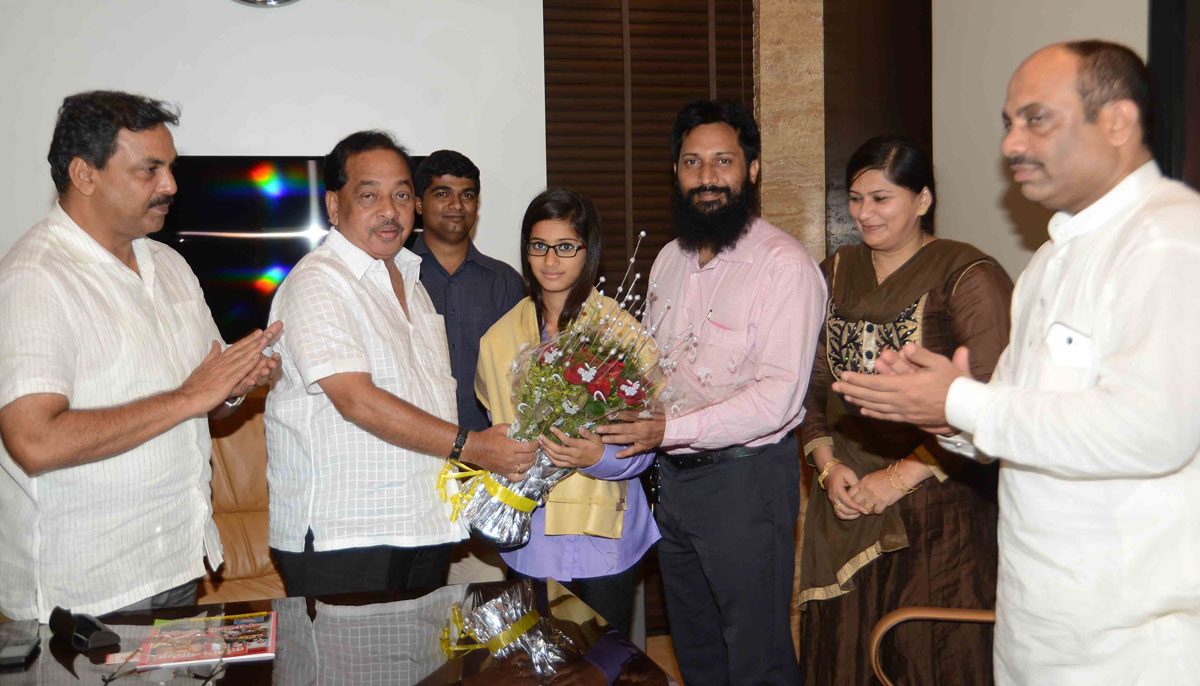 Ex.Chief Minister & Bandra(E) Assembly Constituency Congress-NCP Candidate Narayanrao Rane Felicitates Muslim Girl Mariyam Siddiqui Topper Of Gita Contest.