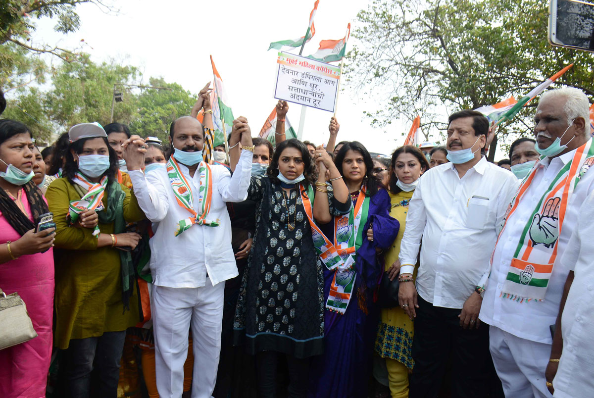 Mumbai Mahila Congress"Peace Protest March" with Mask against BJP Shivsena Govt.on Issue of Fire at Deonar Dumping Ground.
