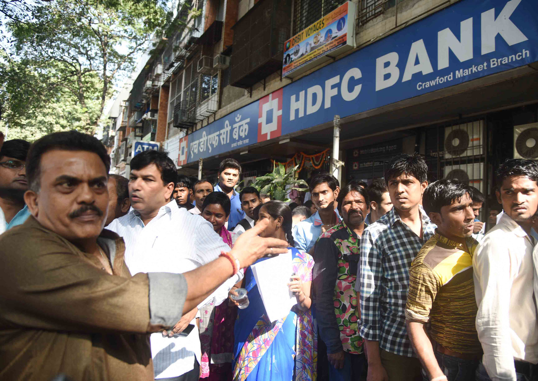 MRCC Prersident Sanjay Nirupam visited various Banks & ATM's in Mumbai Town CST were Common Public Queued for Exchange & Withdrawal of thier Money.