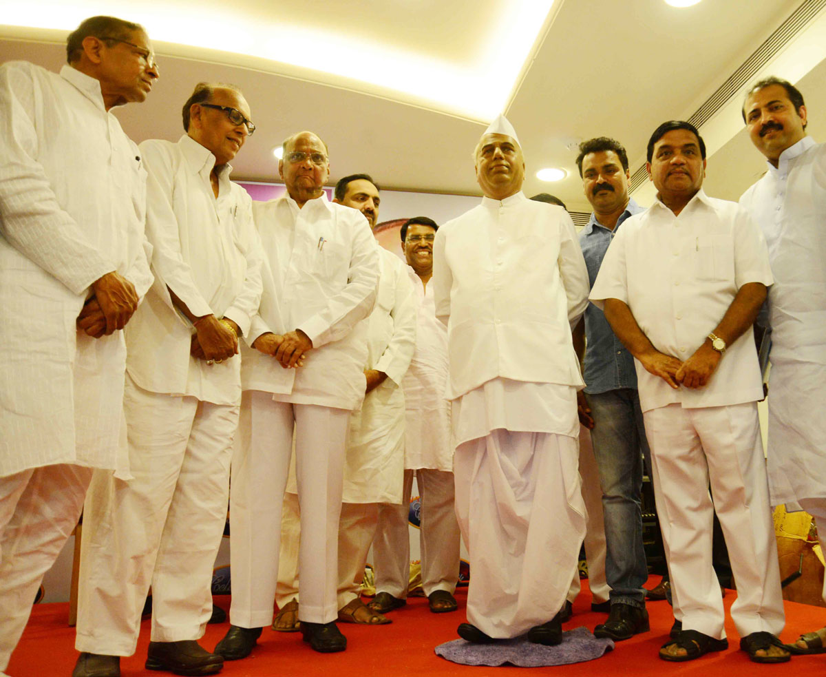 Union Minister Sharad Pawar Unveiled the Wax Model of former Chief Minister of Maharashtra  Late.Yashwantrao Chavanji at Y.B.Chavan Center.