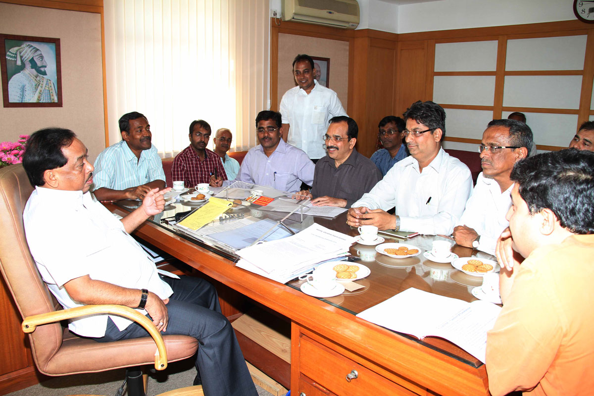 MINISTER NARAYANRAO RANE AT MANTRALAYA .