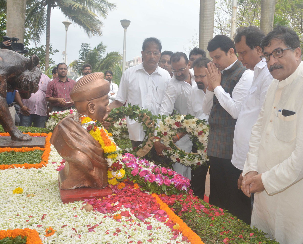 Chief Minister Devendra Fadnavis Paying Tribute to Lokmanya Balgangadhar Tilak on his Death Anniversary at Girgaon Chowpatty Mumbai.