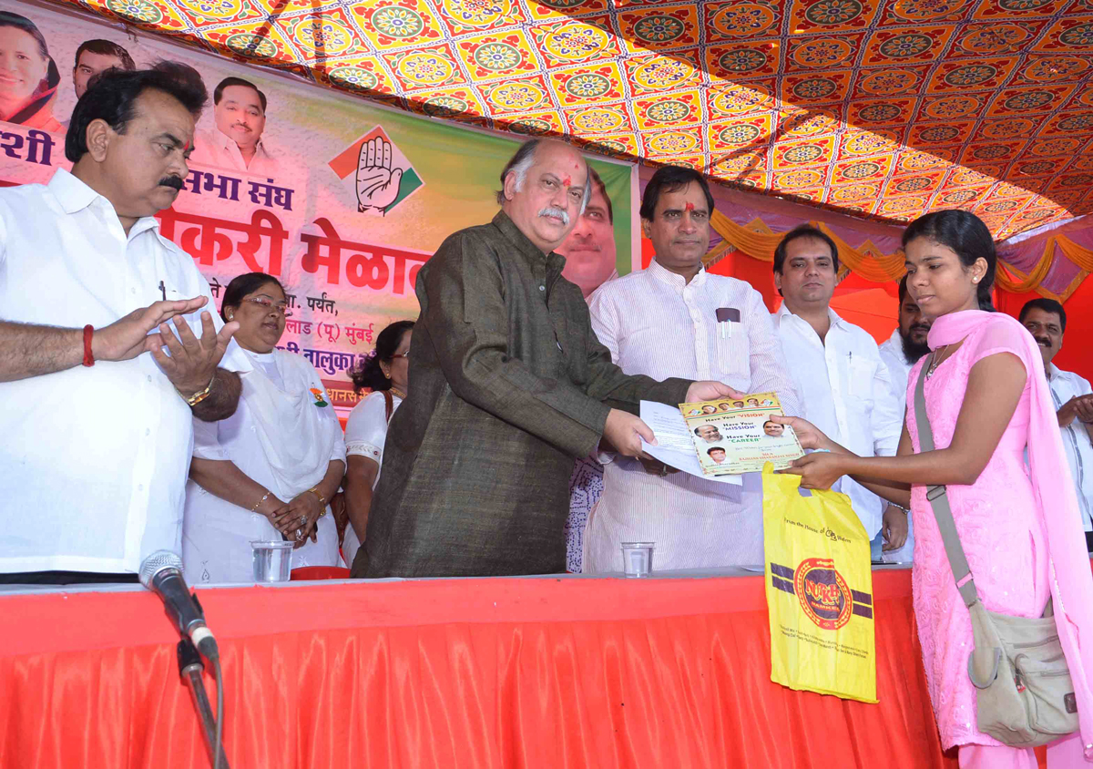 MP. & EX.UNION MINISTER GURUDAS KAMAT IN JOB FAIR AT DINDOSHI.