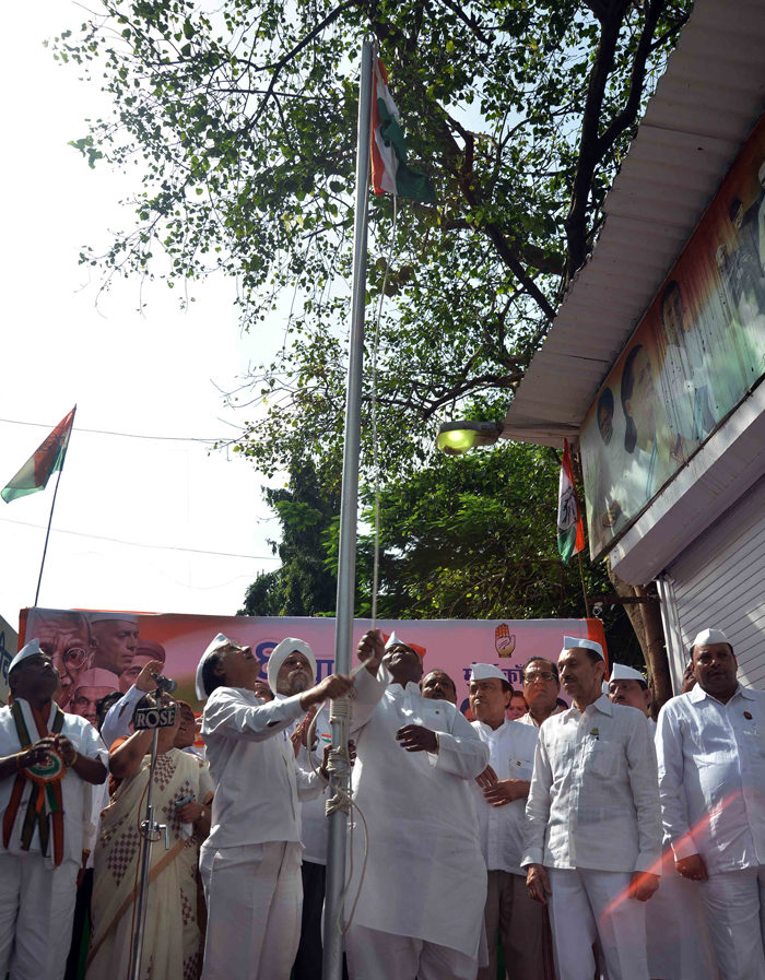 MUMBAI CONGRESS PRESIDENT JANARDAN CHANDURKAR & EX.UNION MINISTER MURLI DEORA ON 67TH INDEPENDENCE DAY AT MUMBAI CONGRESS RAJIV GANDHI BHAVAN .