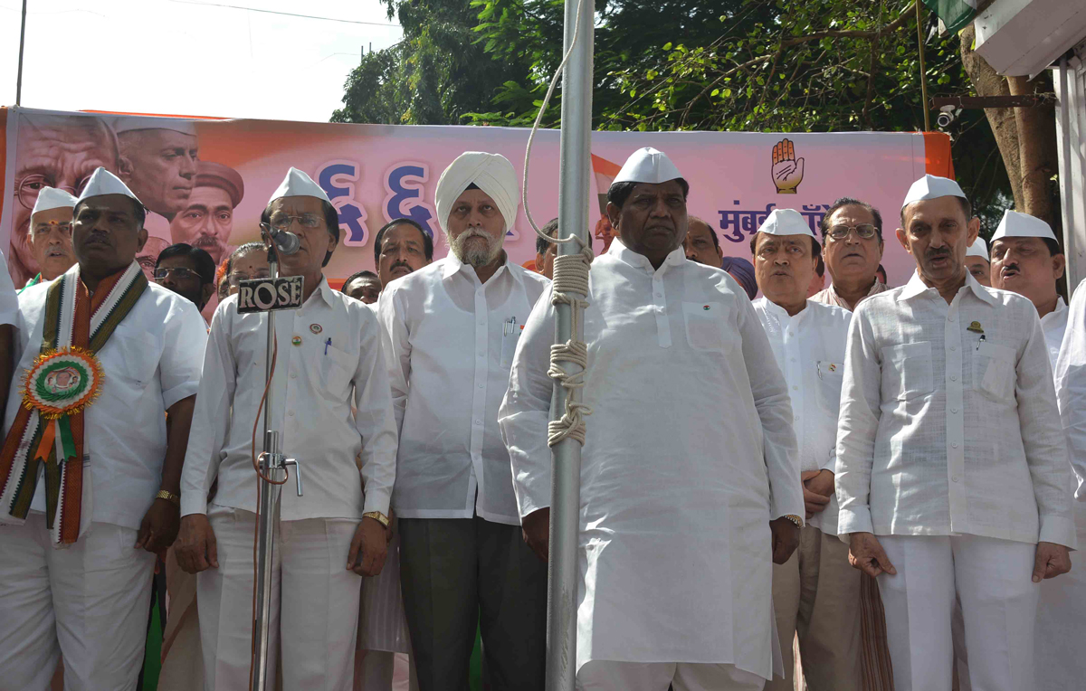 MUMBAI CONGRESS PRESIDENT JANARDAN CHANDURKAR & EX.UNION MINISTER MURLI DEORA ON 67TH INDEPENDENCE DAY AT MUMBAI CONGRESS RAJIV GANDHI BHAVAN .