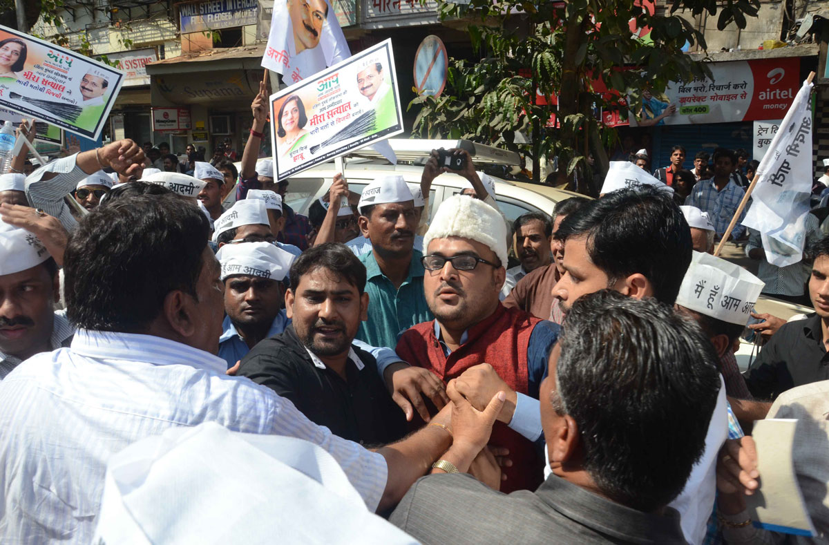 Congress Leader Sayyed Furkan Protest against "AAP" Leader Arvind Kejriwal in Rally at Arab Galli Grand Road.