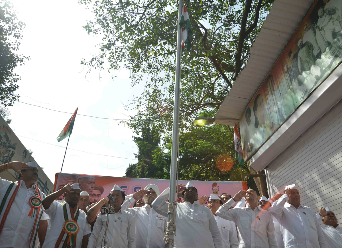 MUMBAI CONGRESS PRESIDENT JANARDAN CHANDURKAR & EX.UNION MINISTER MURLI DEORA ON 67TH INDEPENDENCE DAY AT MUMBAI CONGRESS RAJIV GANDHI BHAVAN .