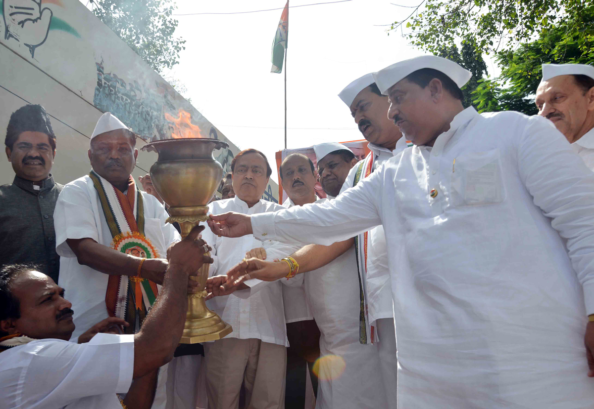 MUMBAI CONGRESS PRESIDENT JANARDAN CHANDURKAR & EX.UNION MINISTER MURLI DEORA ON 67TH INDEPENDENCE DAY AT MUMBAI CONGRESS RAJIV GANDHI BHAVAN .