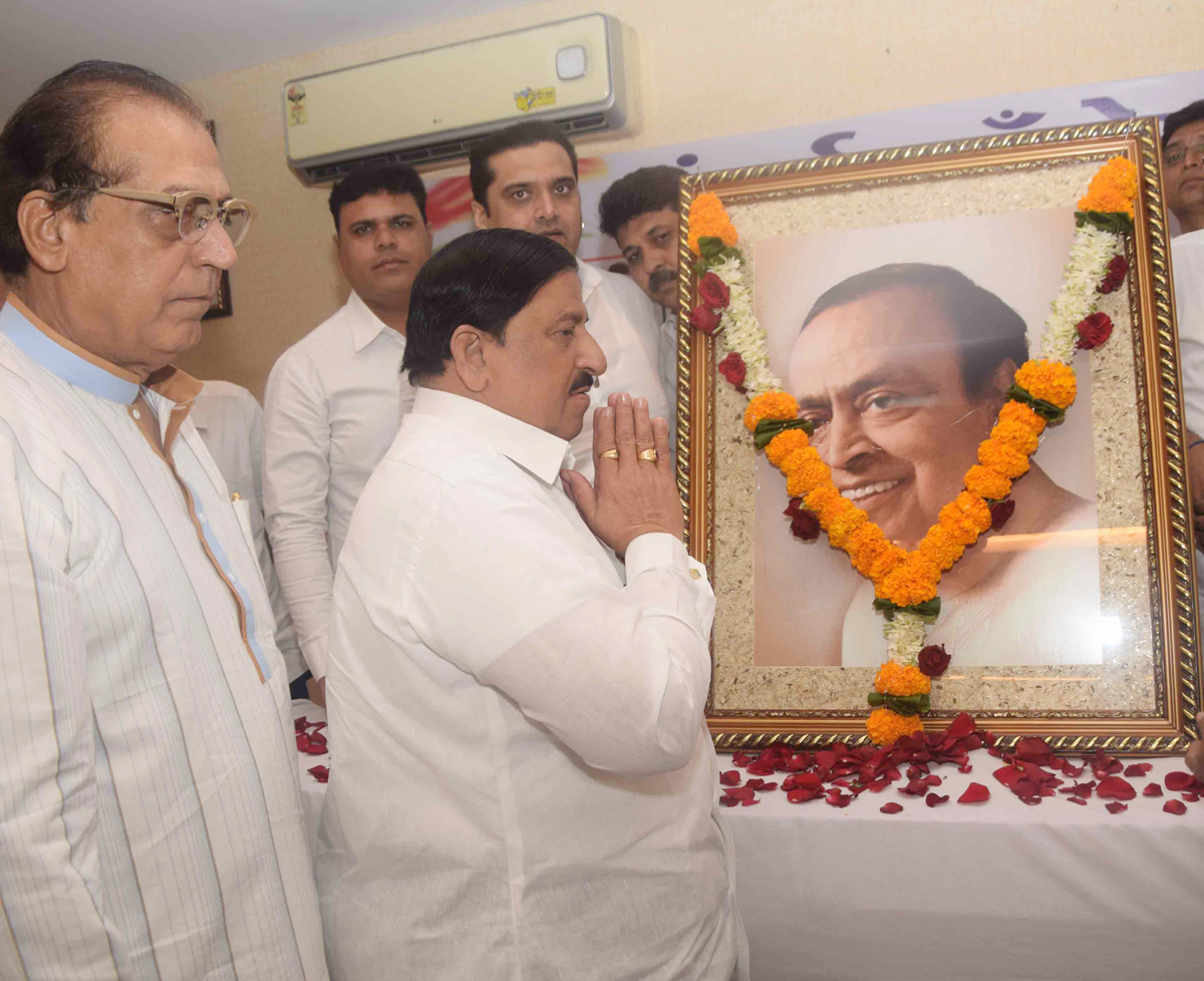 MRCC Paying Tribute to Former MRCC President Congress Party Leader Murlibhai Deora at Rajiv Gandhi Bhavan.