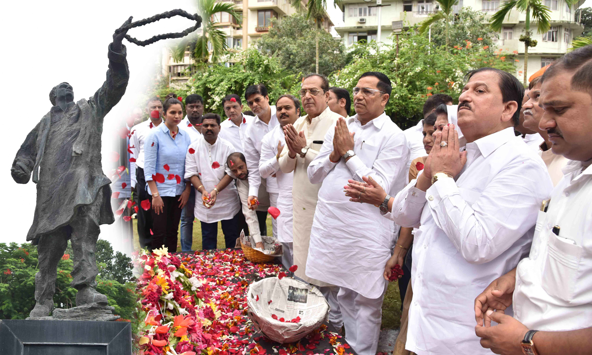 Mumbai Congress Party Leaders Paying Tribute to Bharat Ratna Former.Prime Minister Rajiv Gandhi on Birth Anniversary at Cooperage Ground.