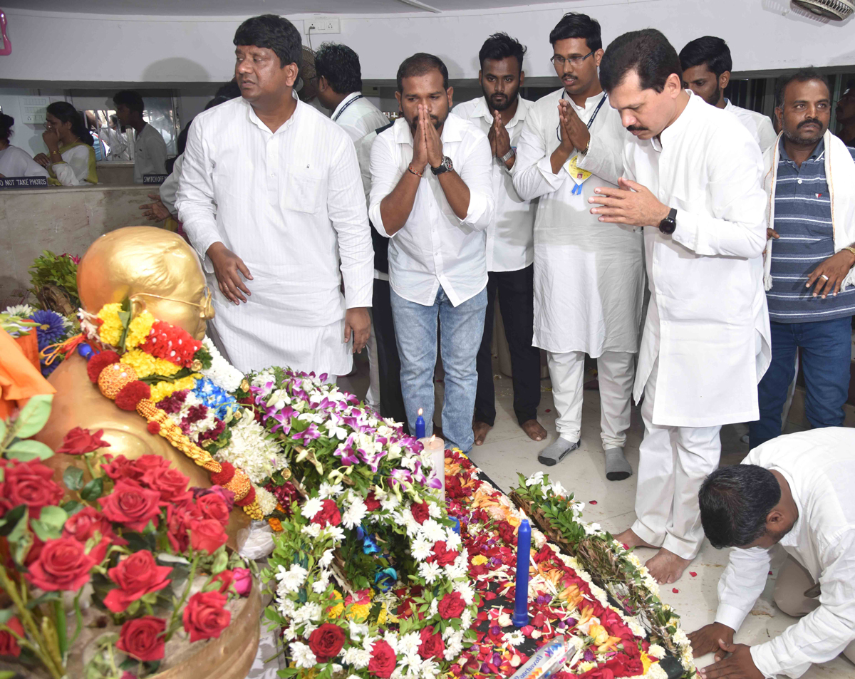 Mumbai...Salutes & Floral Tributes to Bharatratna Mahamanav Dr Babasaheb Ambedkar on his 63rd 'Mahaparinirvan Din'