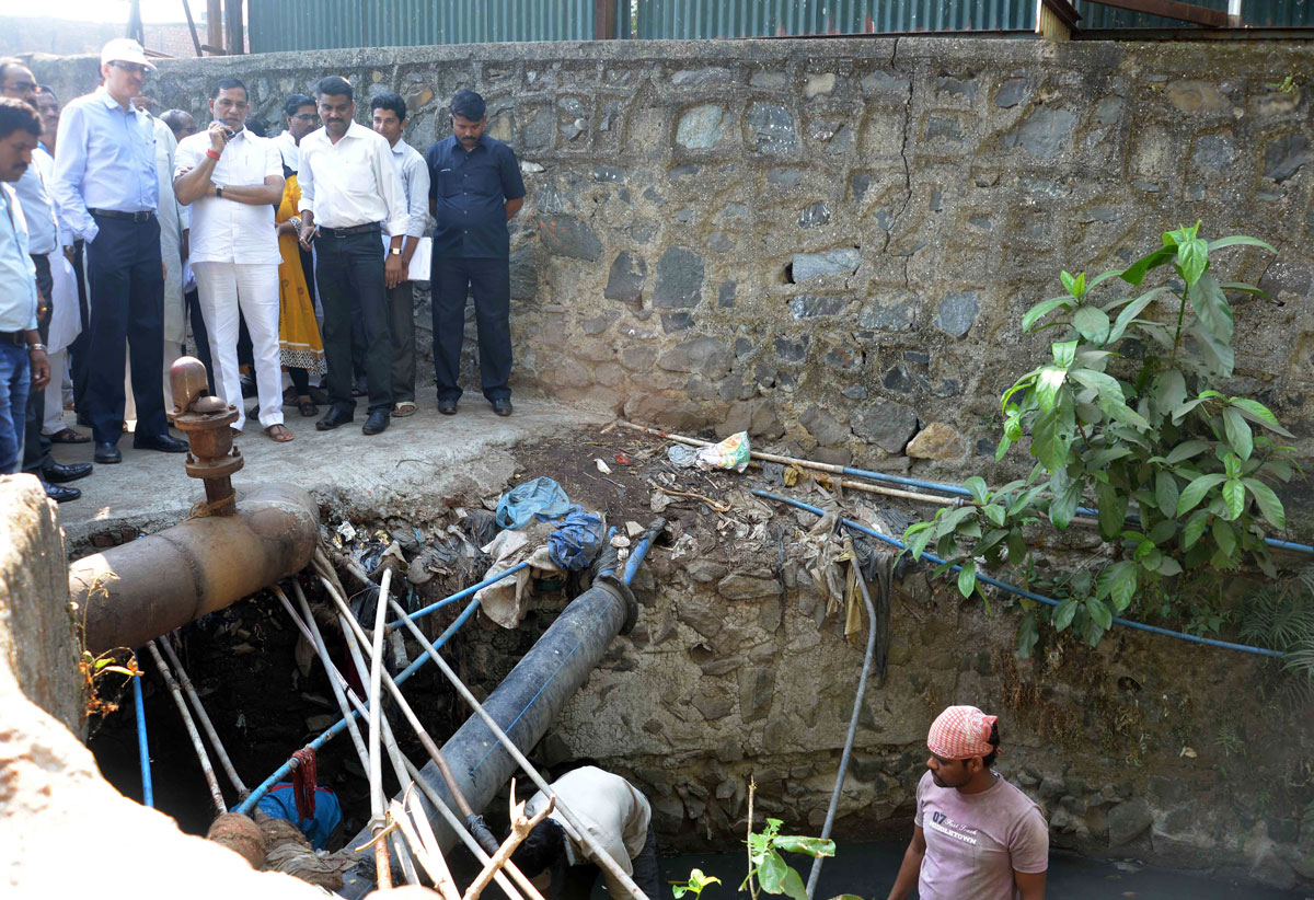EX.MUMBAI CONGRESS PRESIDENT & MLA KRIPASHANKAR SINGH VISIT WITH BMC COMM.SITARAM KUNTE AT KURLA KALINA CONSTITUENCY.