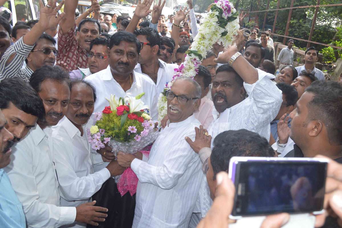 173-Chembur Assembly Congress Candidate Chandrakant Handore Filed Nomination Form.