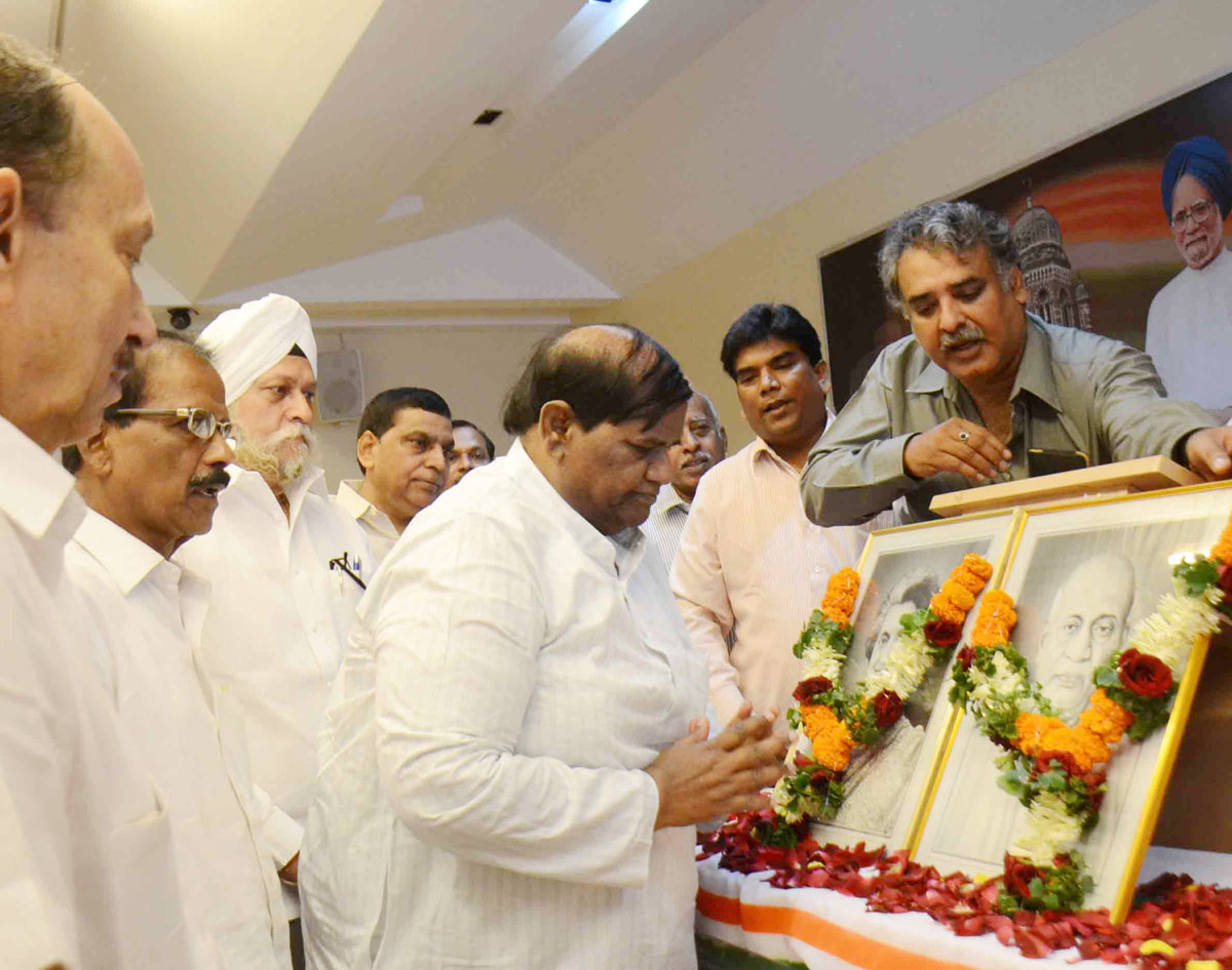 Mumbai Congress Leader's Paying Tribute On Death Anniversary Of Late Prime Minister Smt.Indira Gandhi & Birth Anniversary Of Late.Sardar Vallabhai Patel At Rajiv Gandhi Bhavan.