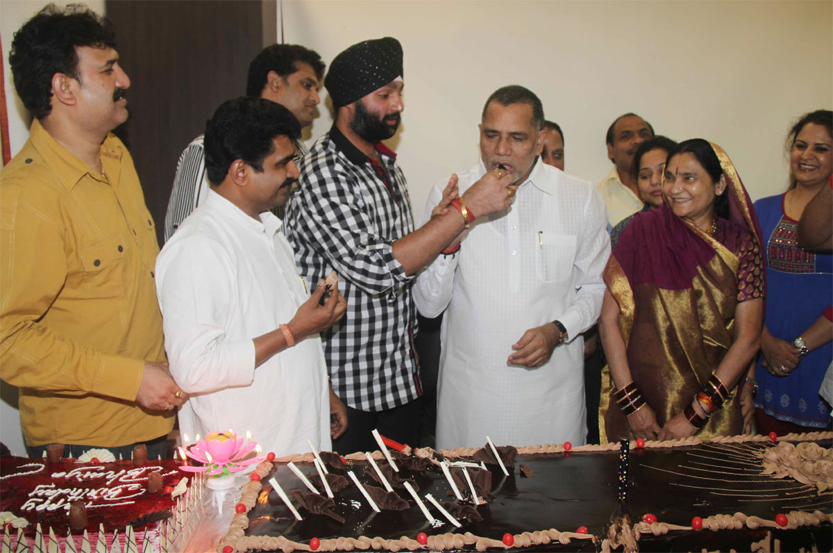 EX.MUMBAI CONGRESS PRESIDENT & MLA. KRIPASHANKAR SINGH & SMT.MALDEVI KRIPASHANKAR SINGH ON THIER BIRTHDAY IN MUMBAI.