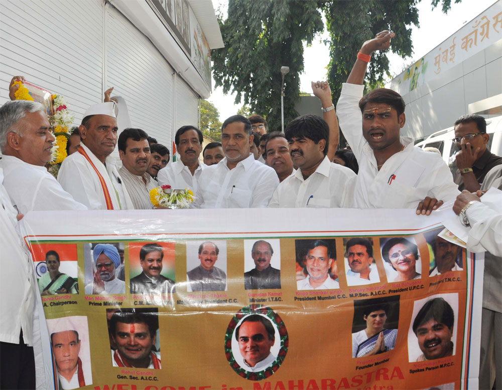 MUMBAI CONGRESS PRESIDENT MLA.KRIPASHANKAR SINGH AT RAJIV GANDHI BHAVAN AZAD MAIDAN TO WELCOME RAJIV BRIGADE TEAM WITH RAJIV KALASH.