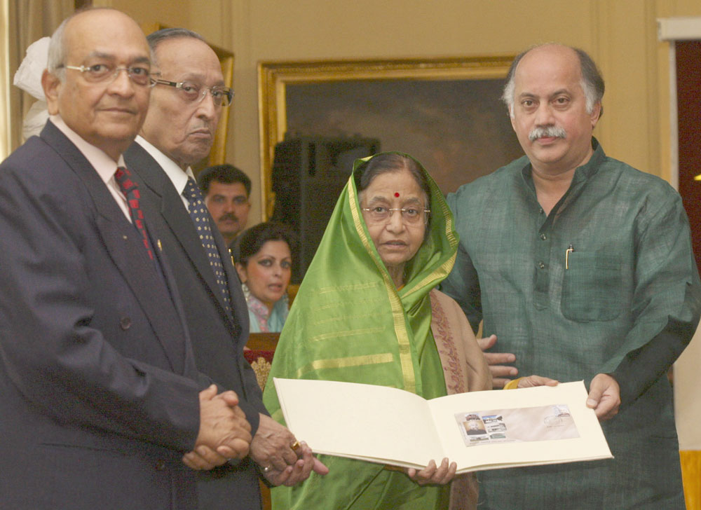 THE PRESIDENT SMT.PRATIBHA DEVISINGH PATIL & UNION MINISTER GURUDAS KAMAT  RELEASINNG THE COMMEMORATIVE POSTAGE STAMP ON LATE LALA KAMLAPAT SINGHANIA  AT NEW DELHI.