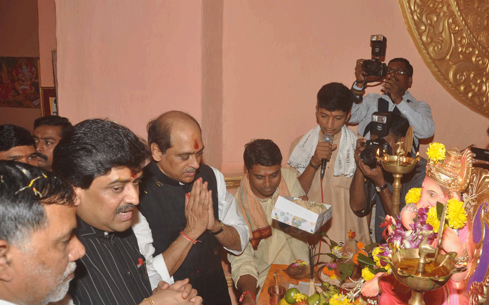 Chief Minister Ashok Chavan,MPCC President Manikrao Thakare,Chief Election Officer Gulchainsingh Charak ,MRCC President Kripashankar Singh, Visited Spring Mill Compound At Naigaon Ganpati.