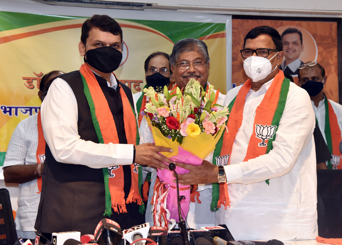 Congress Party Senior Leader Kripashankar Singh Joins BJP Party in Chief Presence of BJP Leader Devendra Fadnavis & Chandrakant Patil.