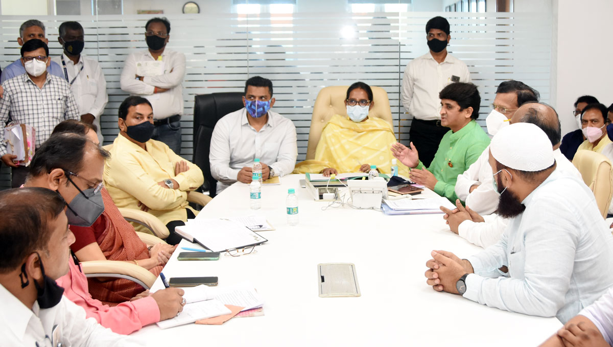 Minister Varshatai Gaikwad, Minister Aslam Shaikh, Ex.Minister Nasim Khan at Mantralaya meeting with Minority Community.