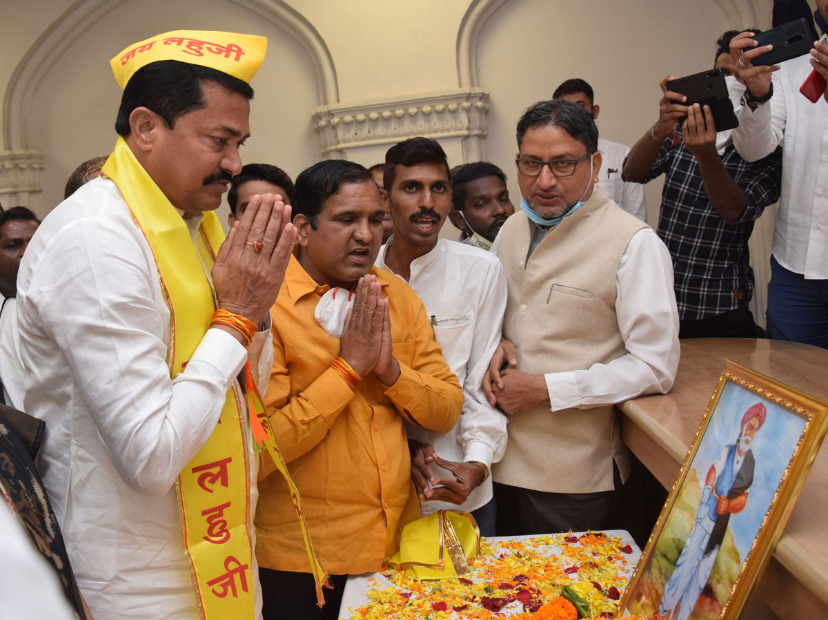 MPCC President Nanabhau Patole Paying Tribute to Loksahir Lahuji Salve on his Jayanti at Gandhi Bhavan Tanna House Mumbai.