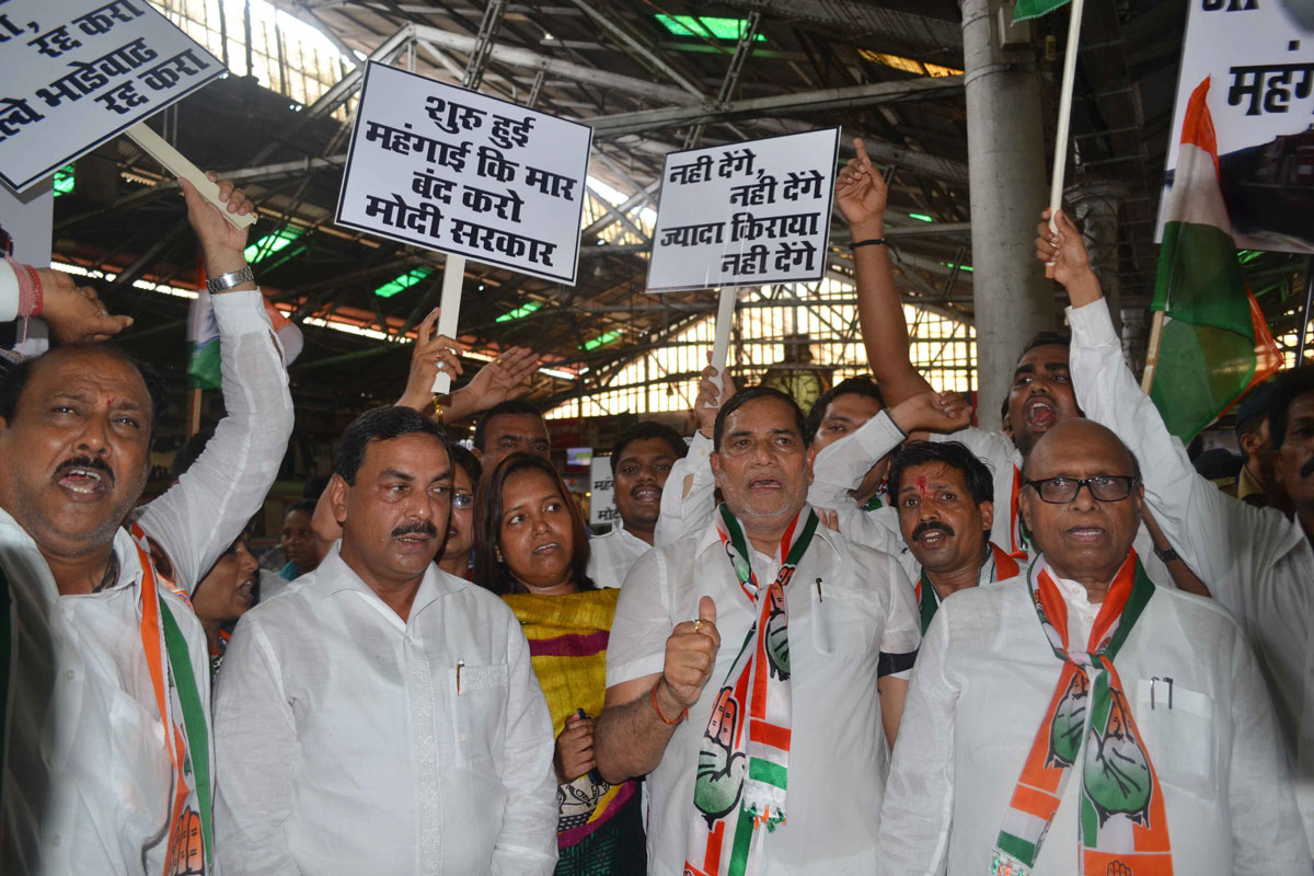 Congress Party MPCC & MRCC President's Manikrao Thakare & Prof. Janardan Chandurkar Travelled by Local Train Without Ticket from CST Mumbai to Thane with thousands of party workers to Protest Against Railway Fare Hike.