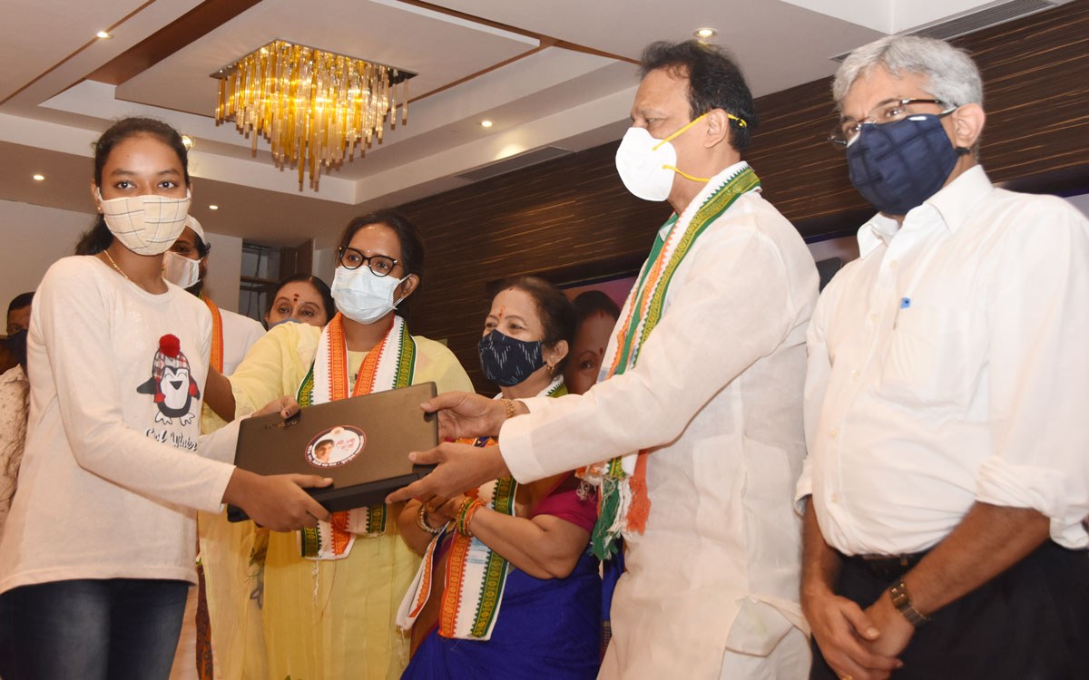 Mumbai Municipal Corporation Leader of Opposition and Councillor Ravi Raja and special funds, laptops (computers) and tabs were distributed to poor and needy students at Gurunanak College Sion Koliwada.