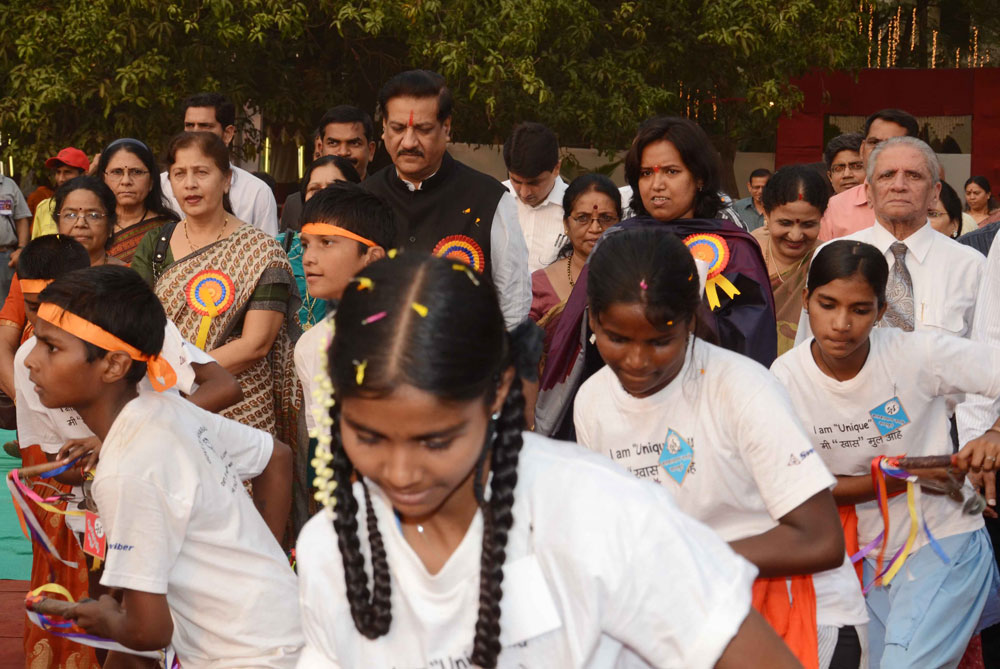 ON OCCASION OF BAL DIN CHACHA NEHRU BIRTH ANNIVERSARY CHIEF MINISTER PRITHVIRAJ CHAVAN,MIN.VARSHATAI GAIKWAD & MIN.FAUJIYA KHAN WITH CHILDRENS AT DAVID SASOON SCHOOL MATUNGA.