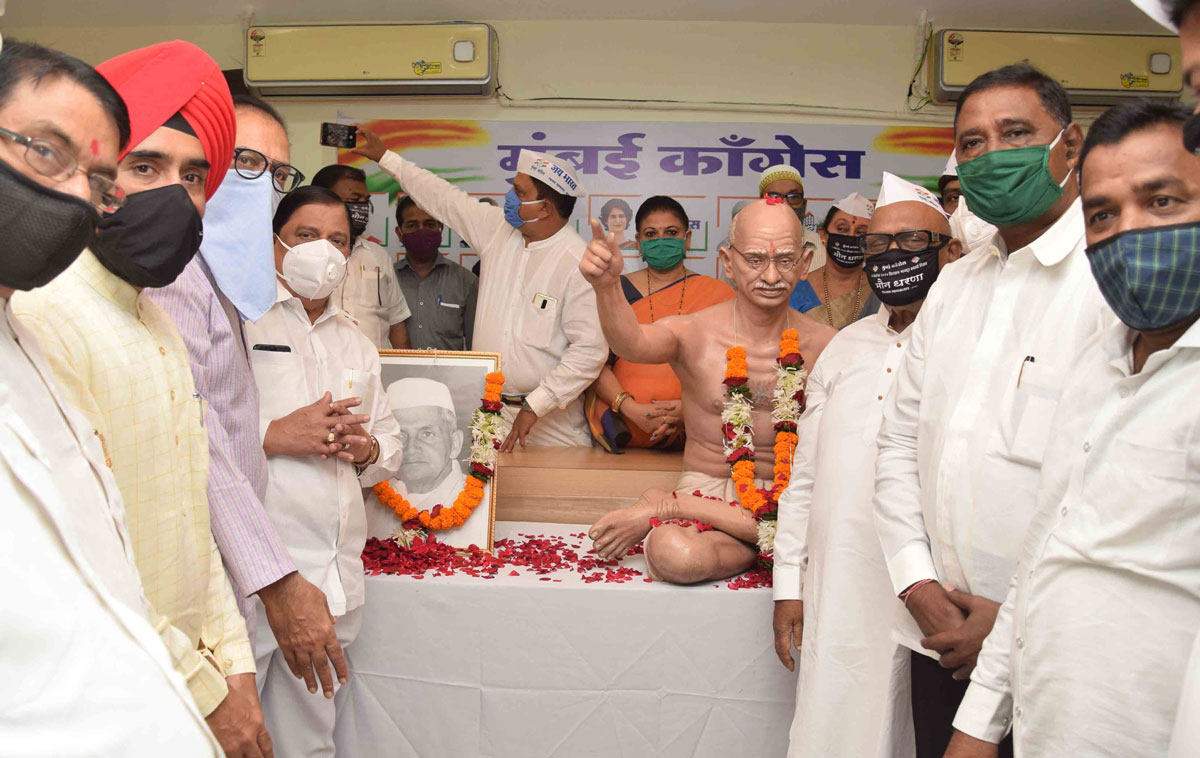 Mumbai Congress President,Eknath Gaikwad, alongwith members of the party paid homage to Father of the Nation, Mahatma Gandhi, & Former Prime Minister Lal Bahadur Shastri ji on their Birth Anniversary at MRCC Rajiv Gandhi Bhavan Mumbai.