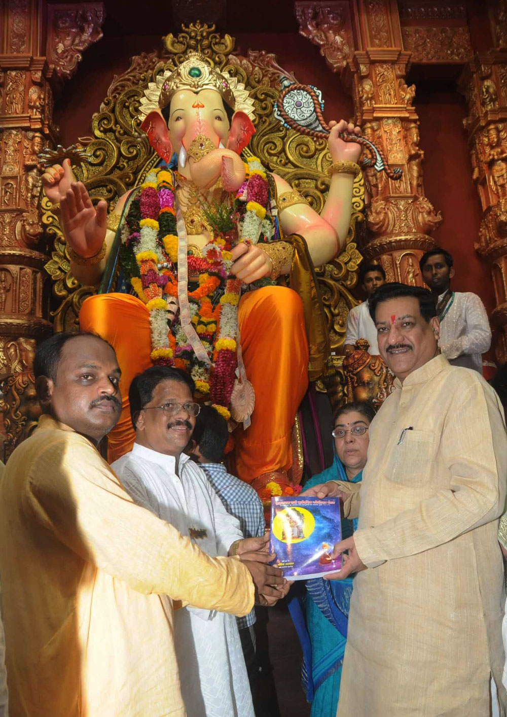 CHIEF MINISTER PRITHVIRAJ CHAVAN WITH HIS WIFE SMT.SATVASHILA CHAVAN AT LALABAUGH RAJA DARSHAN