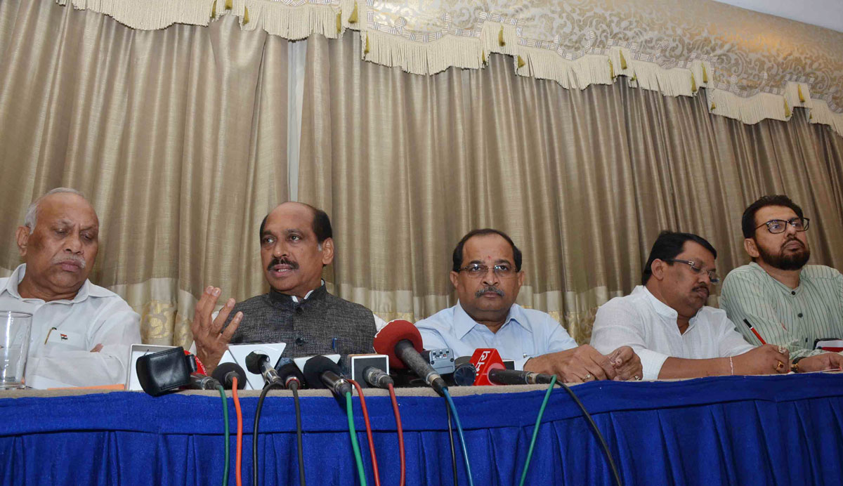 MPCC President Manikrao Thakre & Congress Vidhan Sabha Group Leader Radhakrishna Vikhe Patil Press Conference at Tuli Imperial Nagpur.