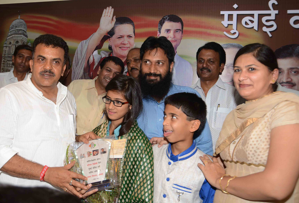 Mumbai Congress President & Ex.MP.Sanjay Nirupam Felicitates Muslim Girl Mariyam Siddiqui Topper Of Gita Contest.