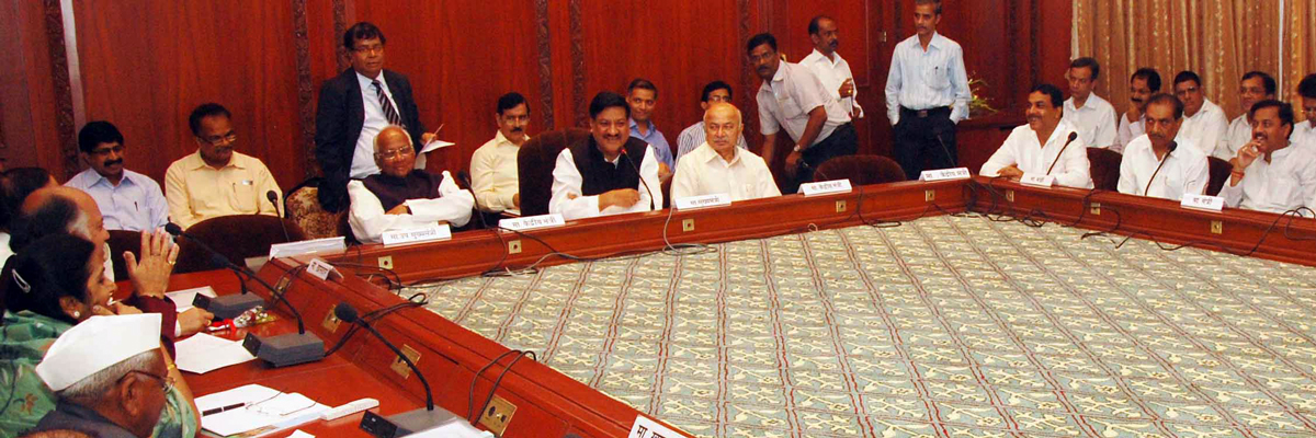 CHIEF MINISTER PRITHVIRAJ CHAVAN WITH UNION MINISTERS SHARAD PAWAR & SUSHILKUMAR SHINDE MEETING WITH MPs & MINISTERS AT SAHYADRI GUEST HOUSE.