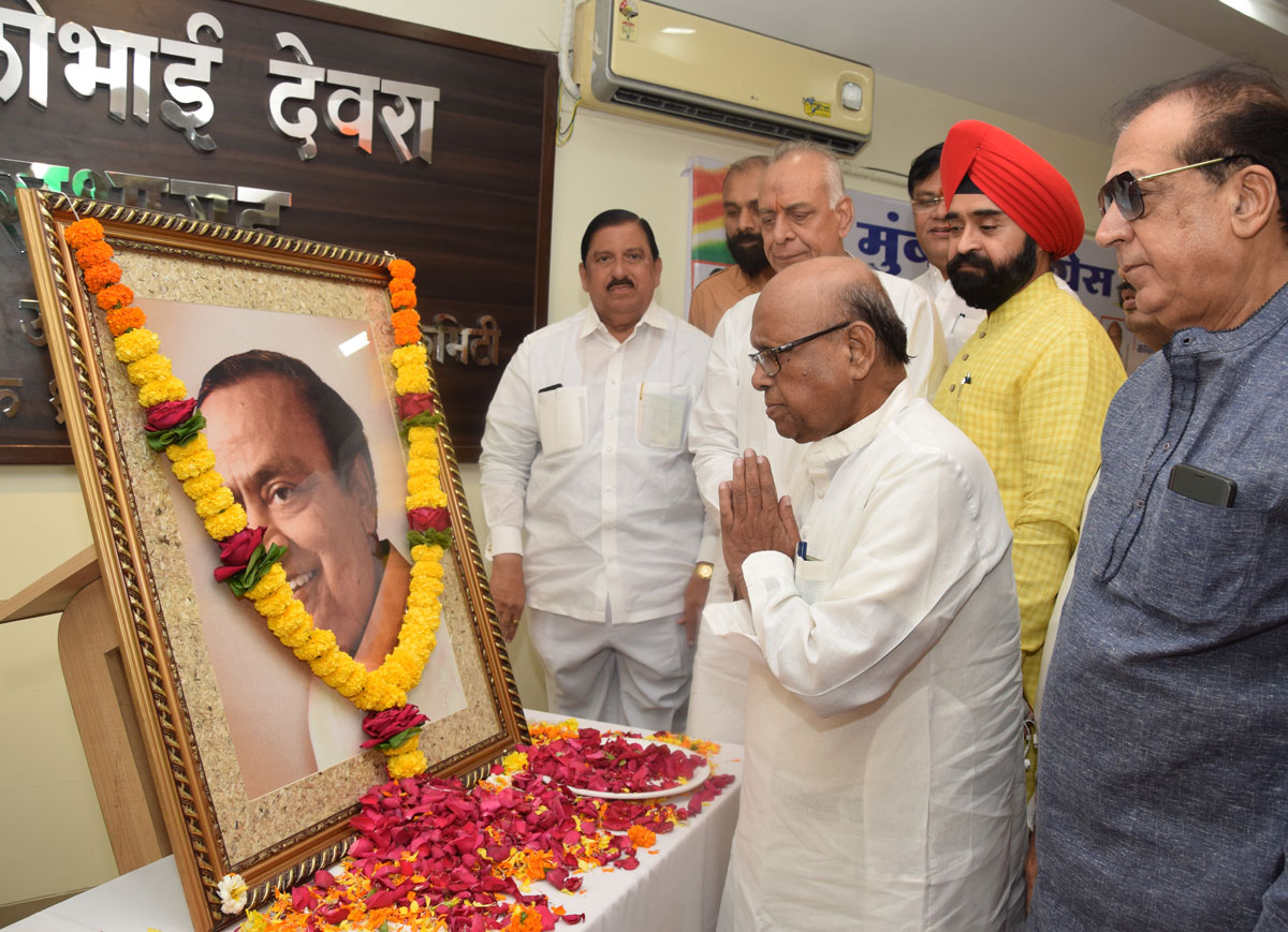 Mumbai Congress President Eknathrao Gaikwad Paying Floral Tribute to Former MRCC President Late Murlibhai Deora on his Birth Anniversay.
