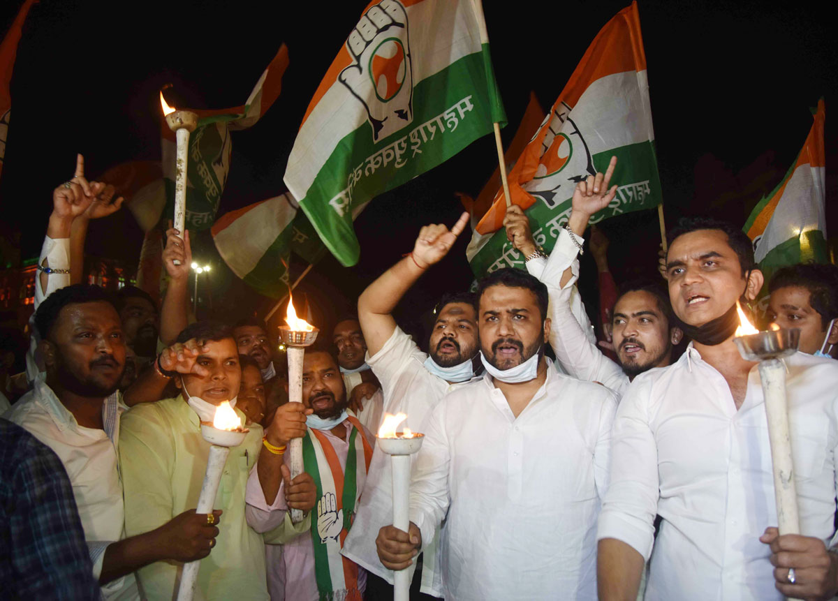 Maharashtra Pradesh Youth Congress under the Leadership of  President Satyajeet Tambe organised a Mashal Morcha  (à¤®à¤¶à¤¾à¤² à¤®à¥‹à¤°à¥à¤šà¤¾) against Modi Sarkar on Farmers issue at CST Mumbai.