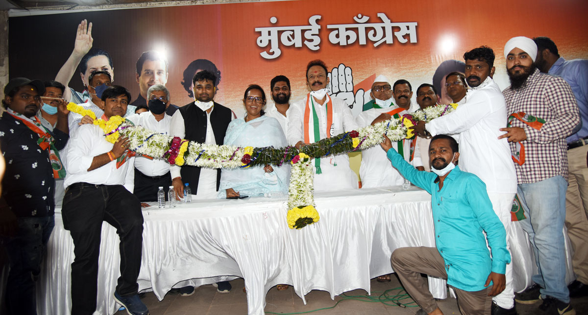 BJP Youth team Joint Congress Party in Chief Presence of MRCC President Bhai Jagtap & Minister Varshatai Gaikwad.